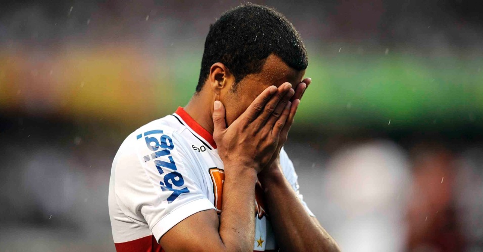 Lucas, meia do São Paulo, lamenta expulsão na partida contra o Flamengo, no Morumbi