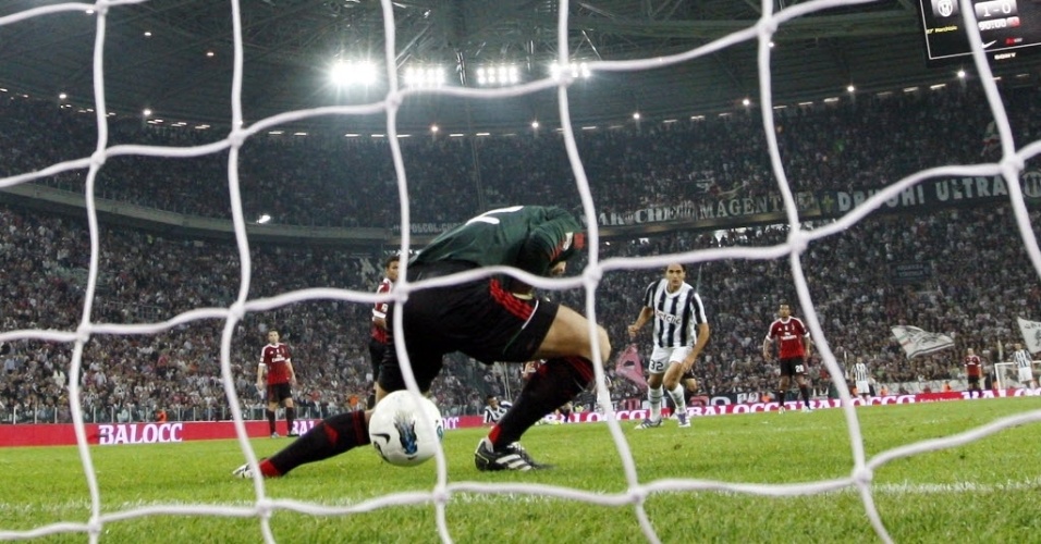 O goleiro do Milan, Christian Abbiati falha feio no segundo gol da Juventus
