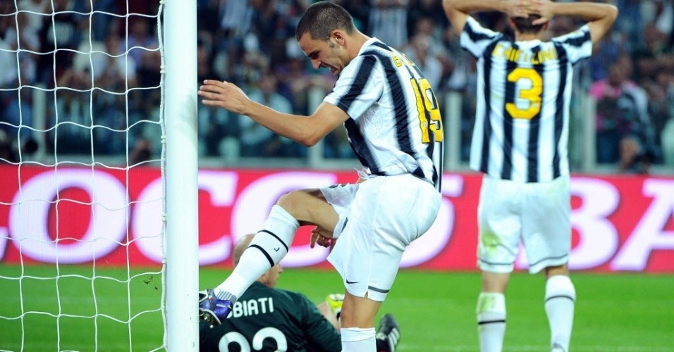 O zagueiro Leonardo Bonucci lamenta gol perdido no início do segundo tempo contra o Milan