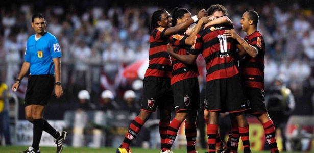 O camisa 11, Renato Abreu, é abraçado pelos companheiros após marcar seu gol - Nelson Almeida/UOL
