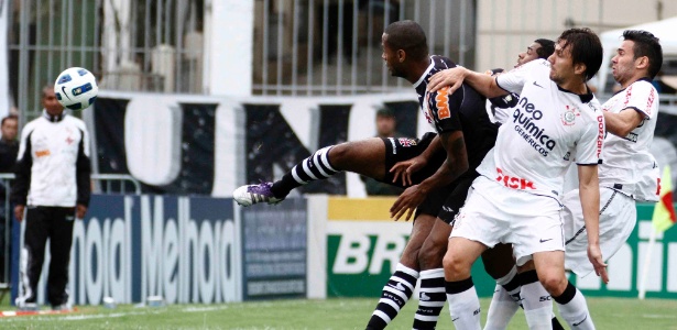 Zagueiro Dedé venceu disputa com Paulo André e marcou o primeiro gol do Vasco - Marcelo de Jesus/UOL