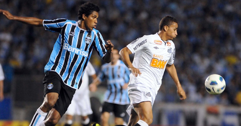 Danilo é perseguido por Brandão no jogo entre Santos e Grêmio pelo Campeonato Brasileiro
