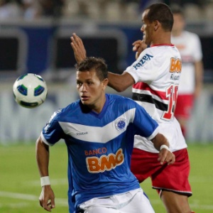 Rivaldo (ao fundo) atuou durante os 90 minutos contra o Cruzeiro e não sentiu - Washington Alves/VIPCOMM