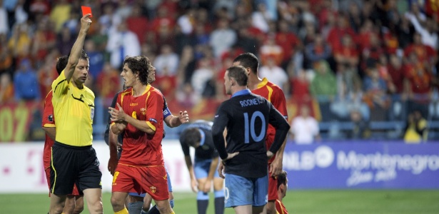 Rooney foi expulso no empate em 2 a 2 contra a seleção de Montenegro - Hrvoje Polan/ AFP Photo