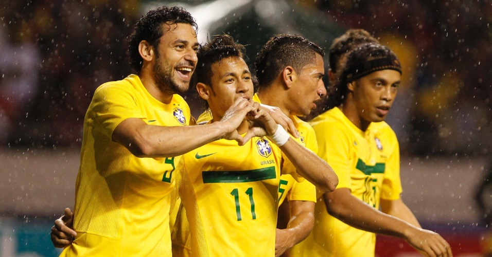 Fred comemora com Neymar o gol feito pelo atacante santista na vitória da seleção