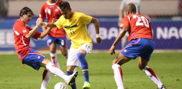 Neymar é pressionado pelos defensores da Costa Rica, no último amistoso da seleção