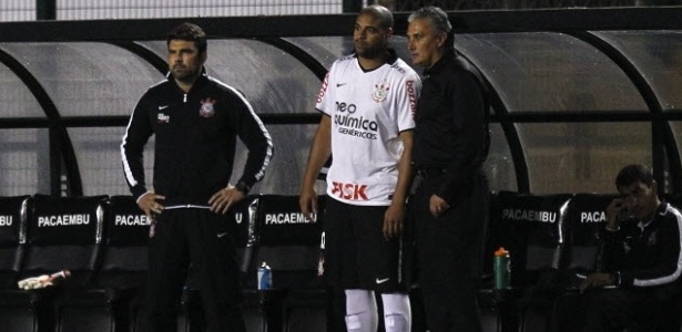 Com Tite, Adriano ficou mais tempo na reserva e foi titular apenas três vezes - Fabio Braga/Folhapress