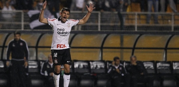 Autor do terceiro gol do Corinthians contra o Emelec, Alex deve ser titular contra o Vasco - Fabio Braga/Folhapress