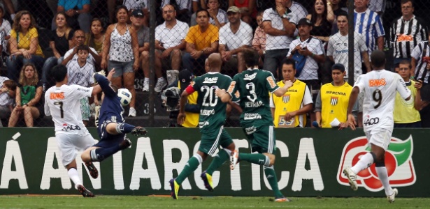 O goleiro Deola se atira para realizar defesa durante o jogo entre Palmeiras e Santos - Fernando Pilatos/UOL