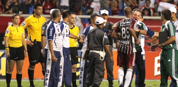 Polícia cerca a arbitragem, enquanto Abel Braga tira zagueiro Leandro Eusébio de perto - Fernando Maia/UOL