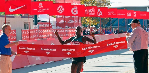 Queniano Moses Mosop bateu o recorde da Maratona de Chicago - REUTERS/Kamil Krzaczynski