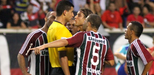 Rafael Moura discute com o árbitro da partida: ânimos exaltados durante o clássico - Fernando Maia/ UOL