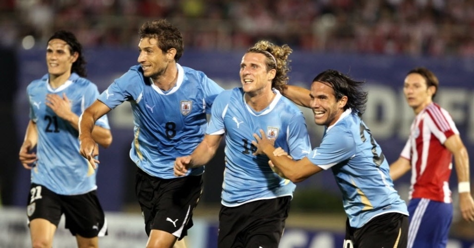 Os jogadores do Uruguai festejam depois de Diego Forlán abrir o placar contra o Paraguai