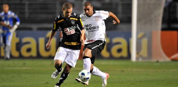 Adriano ficou fora da partida contra o Cruzeiro para reforçar atividade física - Nelson Almeida/UOL