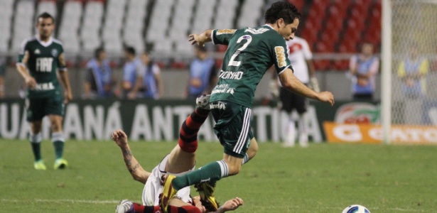 Cicinho destacou que o Palmeiras precisa de atletas que saibam absorver críticas - Antonio Maia/UOL