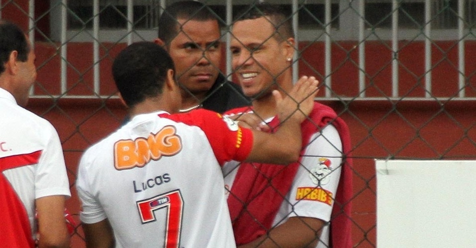 Lucas conversa com Luís Fabiano durante treino do São Paulo no CT da Barra Funda (13/10/11)