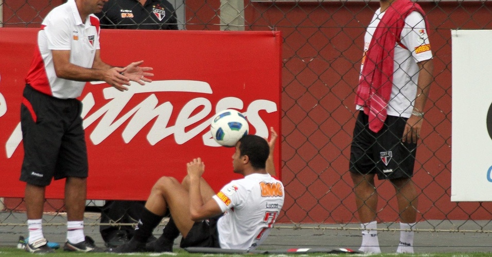 Lucas participa de treino do São Paulo no CT da Barra Funda (13/10/11)