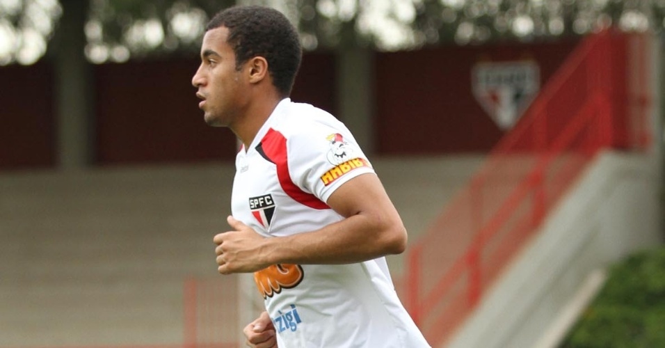 Lucas participa de treino do São Paulo no CT da Barra Funda; meia retorna à equipe após defender a seleção brasileira em amistosos (13/10/11)