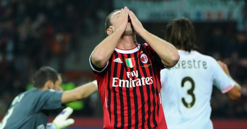 Atacante Cassano lamenta chance de gol perdida no duelo do Milan contra o Palermo