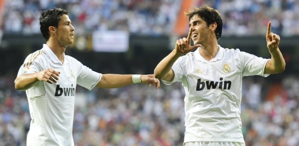 Cristiano Ronaldo (e) ganhou uma vaga no "Time Ideal" de Kaká - Javier Soriano/AFP