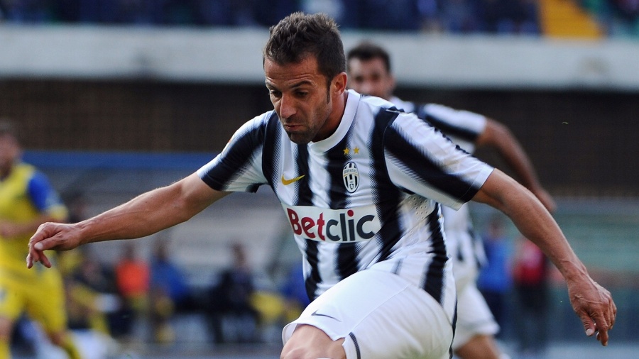 Del Piero tenta dominar a bola em jogo da Juventus contra o Chievo - AFP