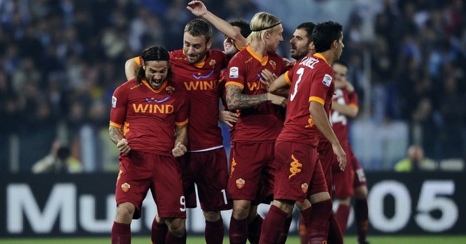 Pablo Osvaldo comemora gol com seus companheiros de time da Roma