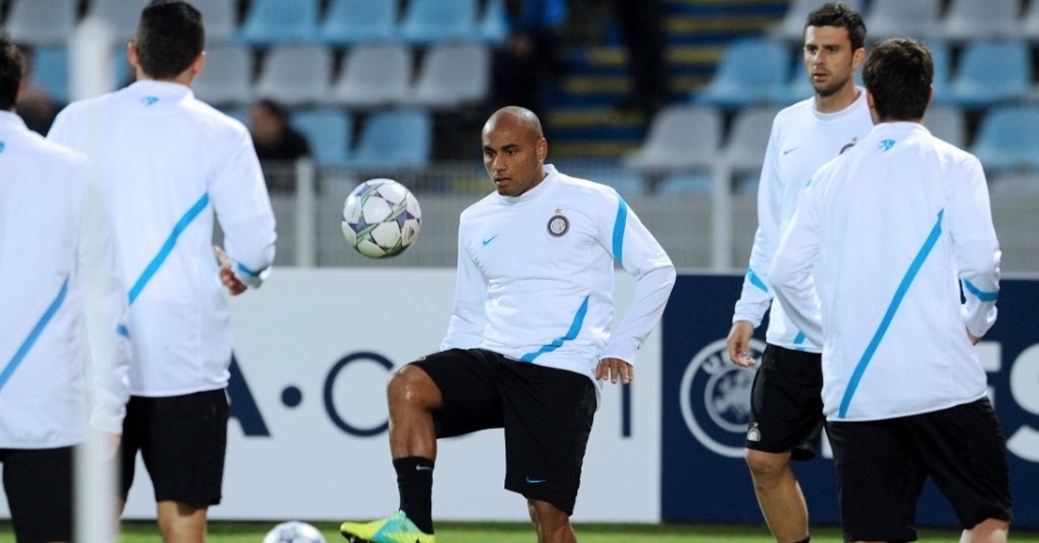 Lateral-direito Jonathan, ex-Santos e Cruzeiro, treina com elenco da Inter para o duelo contra o Lille