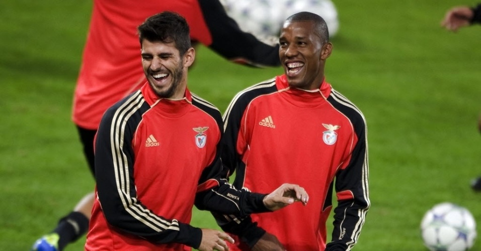 Nelson Oliveira e o brasileiro Emerson se descontraem durante treinamento do Benfica