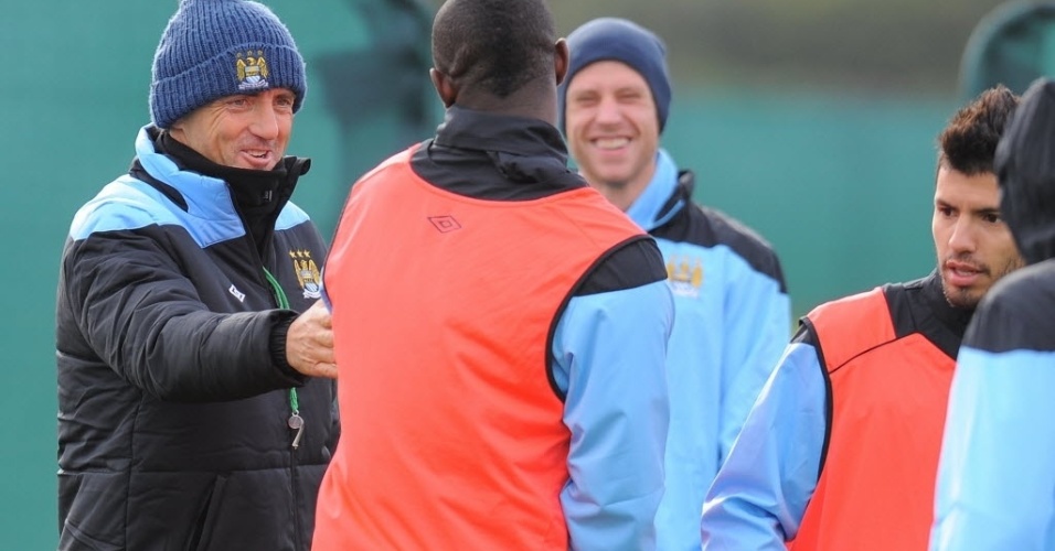 Roberto Mancini comanda treino do Manchester City em preparação para jogo contra o Villareal