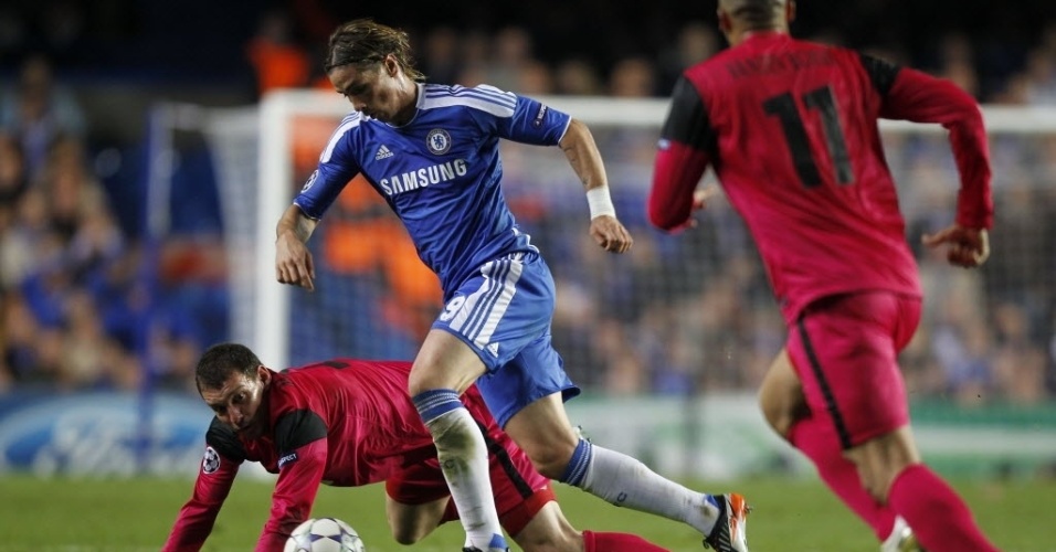 Fernando Torres controla a bola na partida do Chelsea contra o Genk