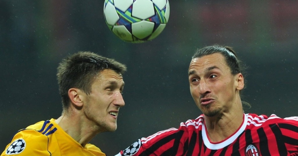 Ibrahimovic disputa bola de cabeça na partida do Milan contra o Bate Borisov