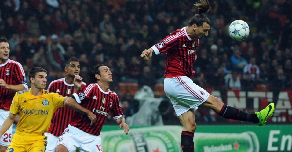 Ibrahimovic salta para afastar a bola da zaga do Milan