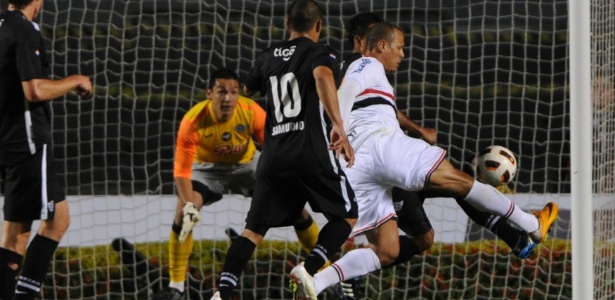 Luis Fabiano espera que seu primeiro gol dê "fôlego" ao São Paulo na temporada - AFP