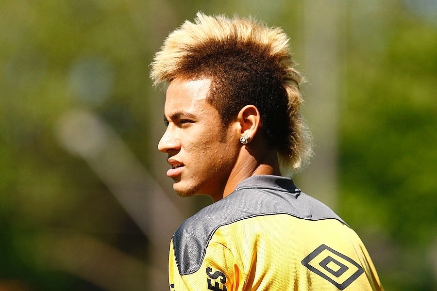 Neymar exibe moicano em treinamento do Santos no CT