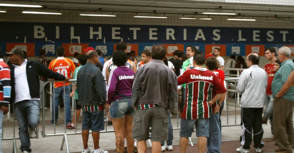Movimentação na bilheteria do Engenhão antes da partida entre Fluminense e Atlético-MG