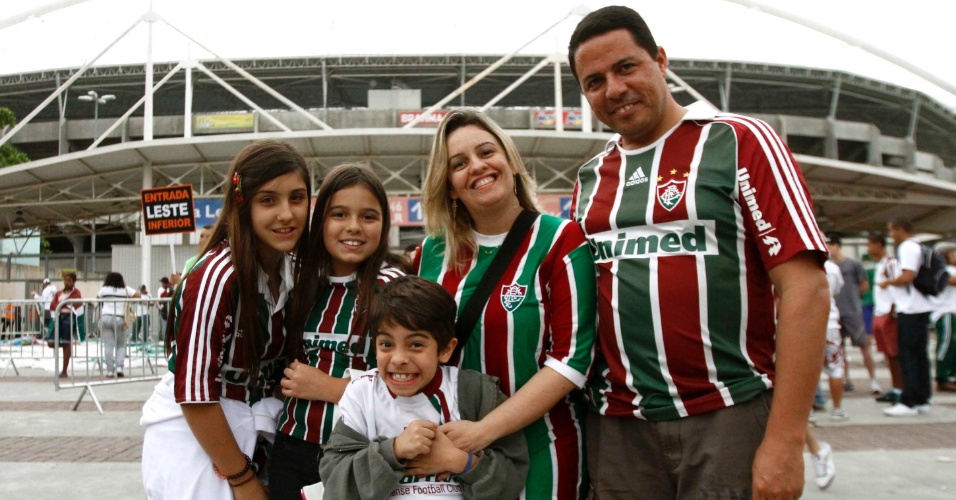 Torcida do Fluminense chega ao Engenhão para acompanhar a partida contra o Atlético-MG