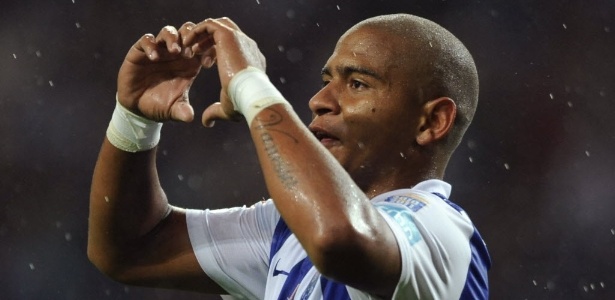 Walter comemora seu gol na vitória do Porto sobre o Nacional por 5 a 0