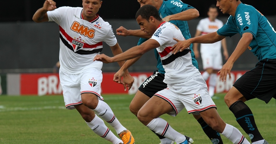 Lucas e Luis Fabiano brigam pela bola na partida contra o Coritiba