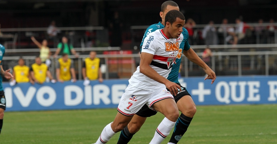 Lucas tenta a jogada na partida do São Paulo contra o Coritiba, no Morumbi