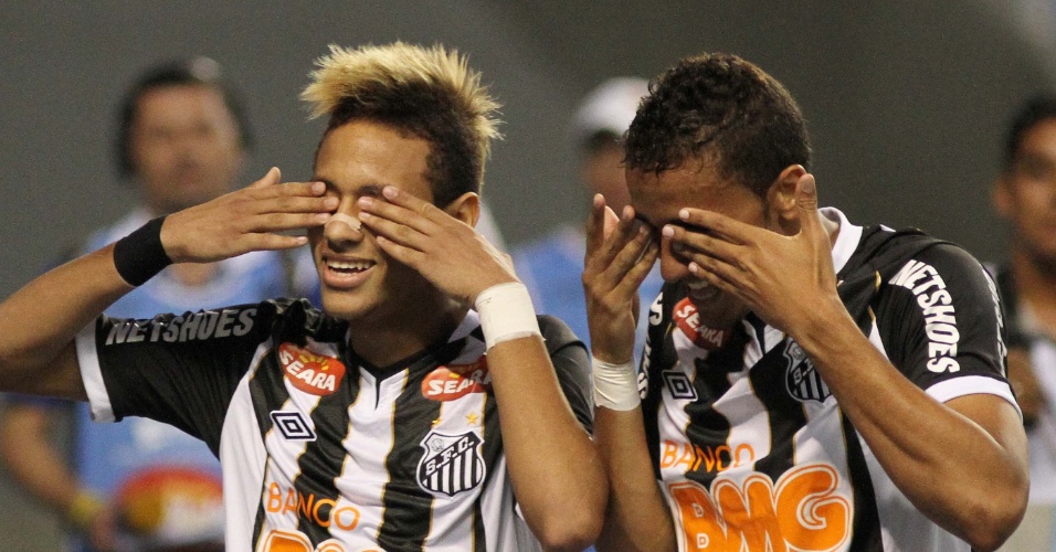 Neymar comemora com Danilo o gol marcado por ele na partida contra o Flamengo