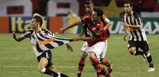 Camisa listrada do Santos, vestida por Neymar, é puxada em jogo pelo Brasileirão de 2011 - Fernando Maia/UOL
