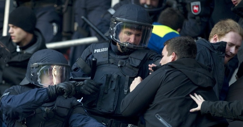 Torcedores do Hannover 96 entraram em conflito com a polícia antes da partida contra o Bayern 