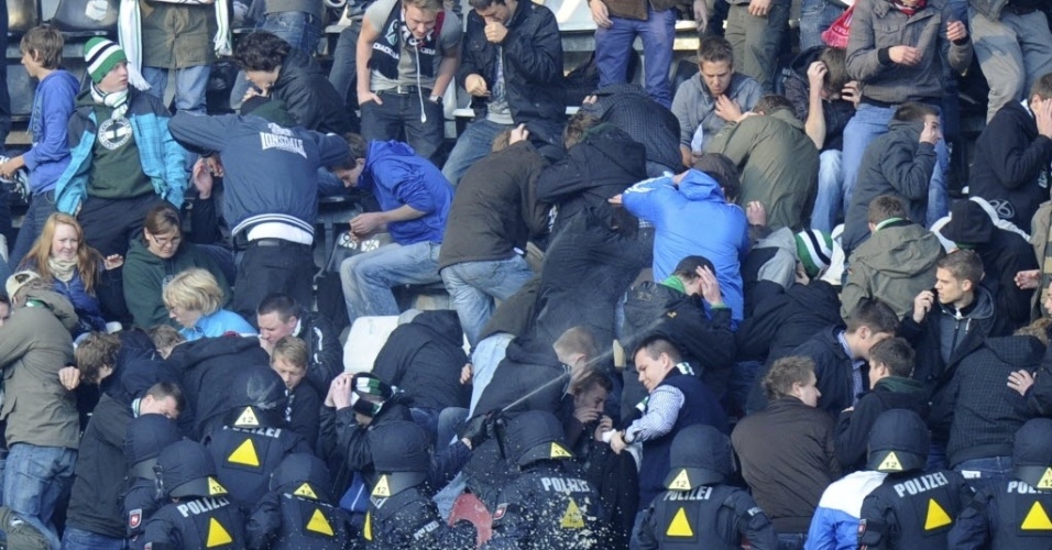 Torcedores do Hannover 96 entraram em conflito com a polícia antes da partida contra o Bayern 