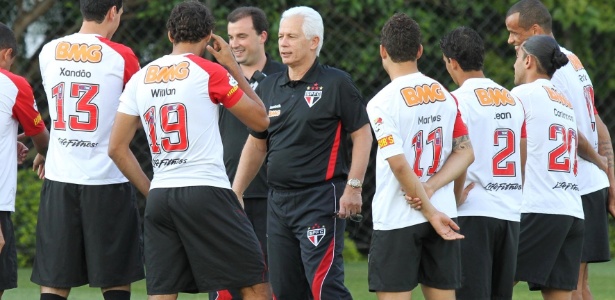 Leão passa instruções ao time durante seu primeiro treino na volta ao São Paulo - João Neto/Vipcomm