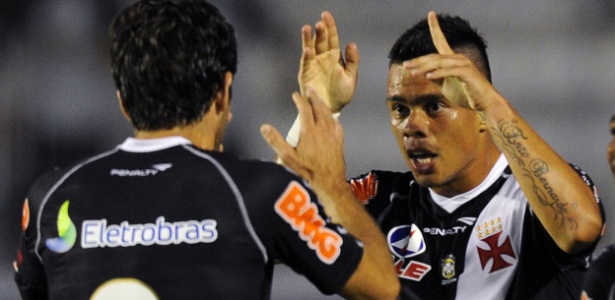 Permanências de Juninho (E) e Bernardo são prioridades do Vasco para o próximo ano - Antonio Lacerda/ EFE