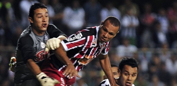 Luis Fabiano (c) e Ceni se machucaram no jogo da última quarta-feira contra o Libertad - Norberto Duarte/AFP