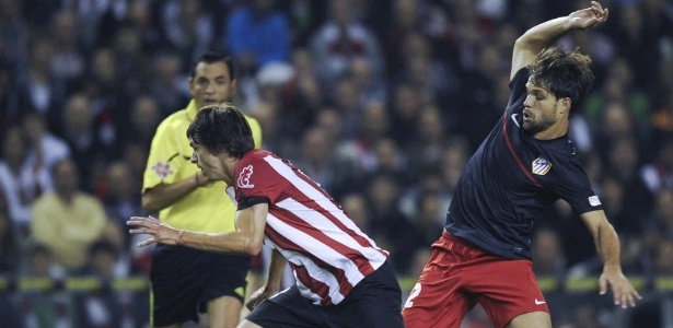 Diego tenta roubar a bola em lance da partida; meia fez falta que originou o terceiro gol - Miguel Toóa/EFE