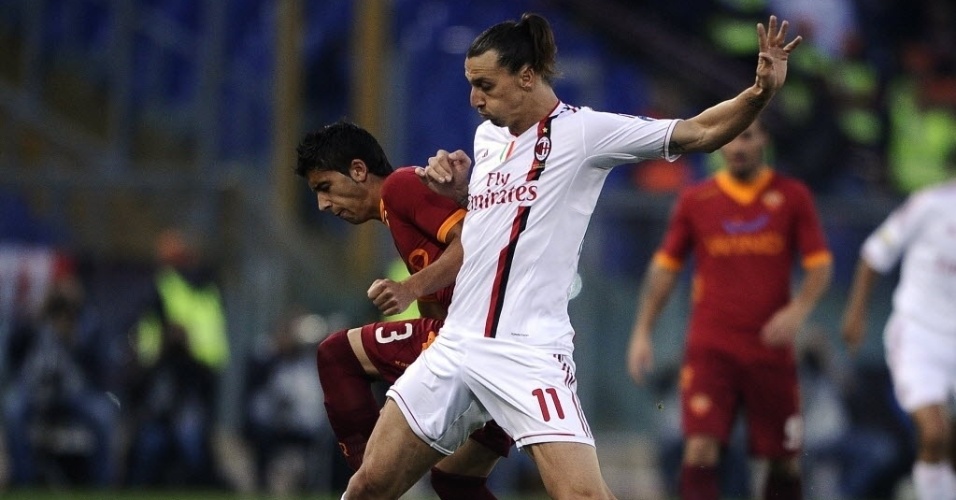 Ibrahimovic, do Milan, briga pela bola com Jose Valdes Diaz, da Roma