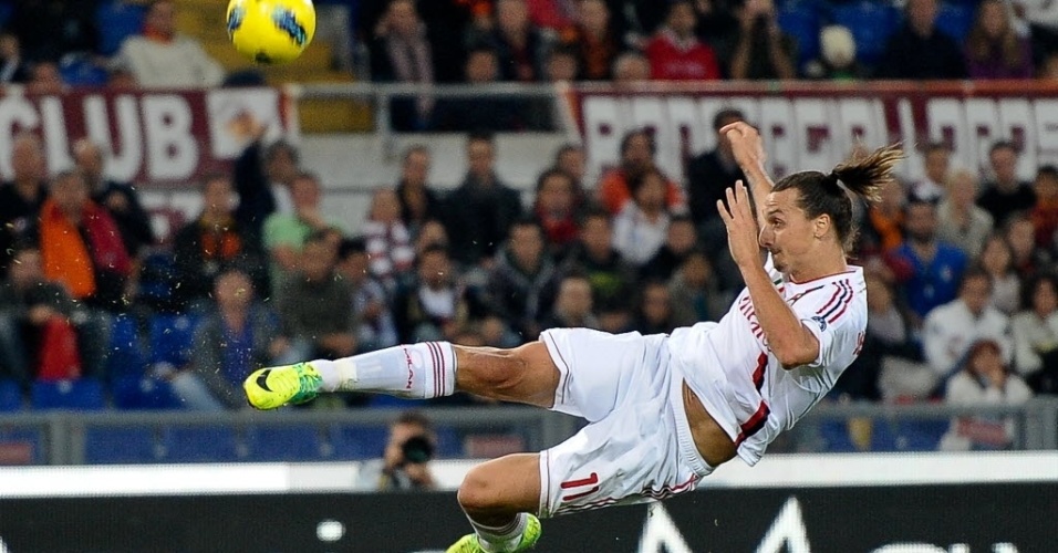 Ibrahimovic tenta voleio na partida que terminou em 3 a 2 para o Milan contra a Roma