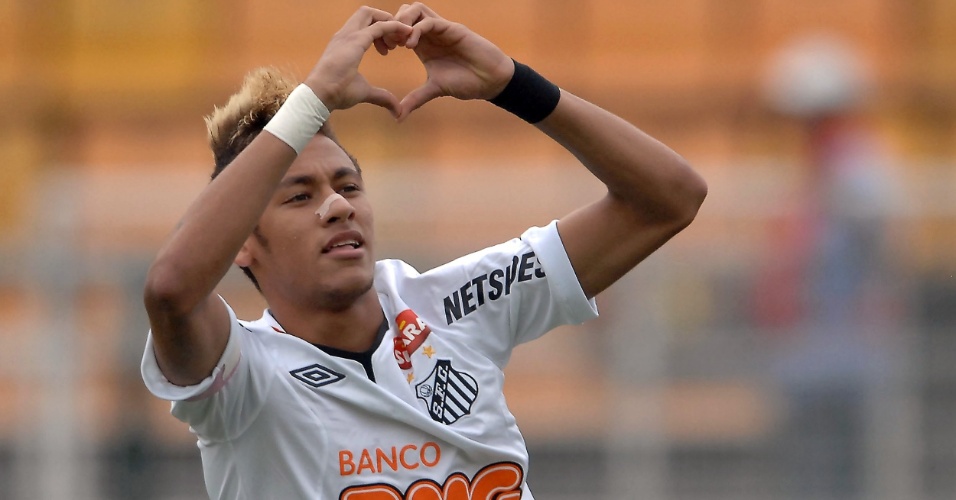 Neymar comemora o gol marcado de pênalti por ele na partida entre Santos e Atlético-PR, no Pacaembu